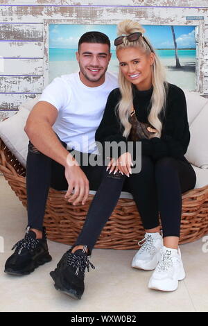 Tommy Zorn und Molly Mae Haag persönlichen Auftritt auf der Love Island erleben Sie das Einkaufszentrum Bluewater in Kent, Vereinigten Königreich mit: Tommy Fury, Molly-Mae Haag Wo: London, Großbritannien Wann: 17 Aug 2019 Quelle: WENN.com Stockfoto