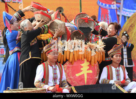 Du'an, China Guangxi Zhuang autonomen Region. 17 Sep, 2019. Künstler führen Sie die Ernte während einer Aktivität in Du' ein Yao autonomen County, South China Guangxi Zhuang autonomen Region, Sept. 17, 2019 zu feiern. Eine Reihe von Veranstaltungen wurden am Dienstag in Du statt "eine der kommenden chinesischen Bauern Erntedankfest zu feiern. Credit: Lu Boan/Xinhua/Alamy leben Nachrichten Stockfoto