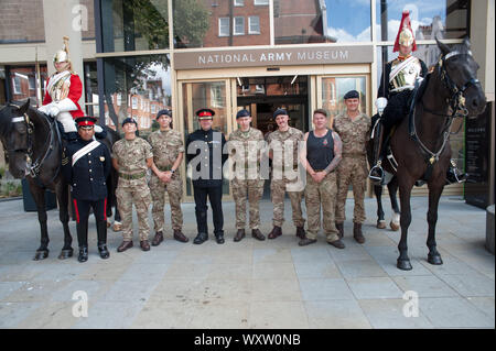 Her Majesty's Kavallerie Treffen die Sterne, Chelsea Rentner Bill Hunt, 84, aus dem Blues and Royals und John West, 79, von der Rettungsschwimmer, Chatten mit z.z. Soldaten. Kavallerie Schwarz, hufschmied aus dem Regiment an der Arbeit und eine CVR(T) Scimitar Aufklärung Fahrzeug. National Army Museum, London 17.08.19 Mit: Troopers, allgemeine Ansicht, Household Cavalry, Oberst S H Cowen Wo: London, Großbritannien Wann: 17 Aug 2019 Quelle: WENN.com Stockfoto