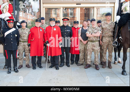 Her Majesty's Kavallerie Treffen die Sterne, Chelsea Rentner Bill Hunt, 84, aus dem Blues and Royals und John West, 79, von der Rettungsschwimmer, Chatten mit z.z. Soldaten. Kavallerie Schwarz, hufschmied aus dem Regiment an der Arbeit und eine CVR(T) Scimitar Aufklärung Fahrzeug. National Army Museum, London 17.08.19 Mit: Allgemeine Ansicht, Household Cavalry, Troopers, Chelsea Rentner, Oberst S H Cowen Wo: London, Großbritannien Wann: 17 Aug 2019 Quelle: WENN.com Stockfoto