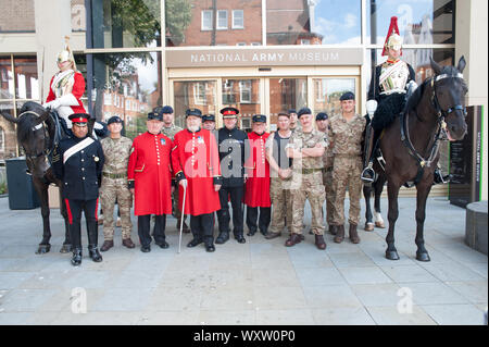 Her Majesty's Kavallerie Treffen die Sterne, Chelsea Rentner Bill Hunt, 84, aus dem Blues and Royals und John West, 79, von der Rettungsschwimmer, Chatten mit z.z. Soldaten. Kavallerie Schwarz, hufschmied aus dem Regiment an der Arbeit und eine CVR(T) Scimitar Aufklärung Fahrzeug. National Army Museum, London 17.08.19 Mit: Allgemeine Ansicht, Household Cavalry, Troopers, Chelsea Rentner, Oberst S H Cowen Wo: London, Großbritannien Wann: 17 Aug 2019 Quelle: WENN.com Stockfoto