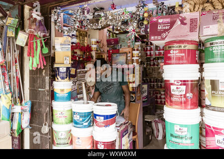 Kolkata, West Bengal, Indien 1. Januar, 2019 - eine Farbe Verkäufer shop besitzer Arbeiten im Inneren seine Hardware speichern. Stockfoto