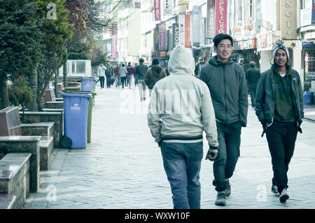 MG RN Mall Road, Gangtok, Sikkim, Indien 3 Januar 2019 - Sikkimese Jugend Menschen zu Fuß auf der belebten Straße der Stadt. Stockfoto