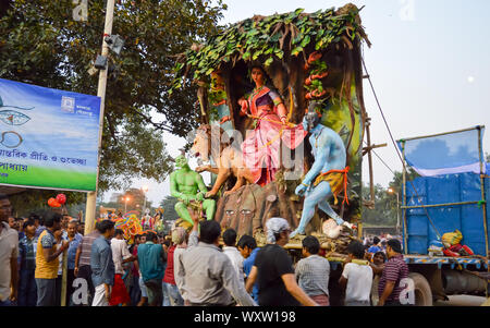 Kolkata, West Bengal, Indien, Oktober 2018 - Ansicht der Durga Puja Visarjan oder Göttin Durga Eintauchen (Bhasan) in das Prinsep Ghat entlang der Ufer des Hooghly Stockfoto