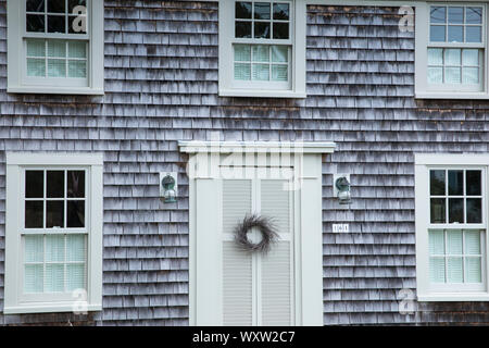 Traditionelle Holz Schindel Holz Architektur des Hauses von cockle Cove in Chatham, Cape Cod, New England, USA Stockfoto