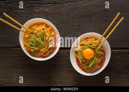 Ramen Schalen, Reisnudeln, weich gekochte, udon Nudeln, Soba-Nudeln, Nudelsuppe, Ramen, Chow Mein Nudeln pancit Canton Stockfoto