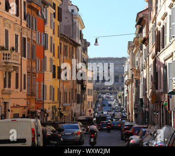 Rom, die Via del Boschetto Richtung Colosseum an einem Sommertag. Stockfoto