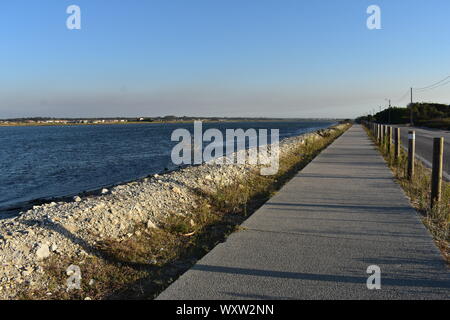 Gehen Seite an Seite mit Ria de Aveiro mit fantastischer Aussicht in Portugal Stockfoto
