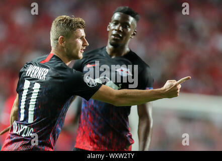 Lissabon, Portugal. 17 Sep, 2019. Fussball: Champions League, Benfica Lissabon - RB Leipzig, Gruppenphase, Gruppe G, 1.Spieltag im Estadio da Luz. Spieler Timo Werner (l) und Nordi Mukiele aus Leipzig nach Werner hat sich zum Ziel gesetzt, 2-0. Kredite: Jan Woitas/dpa-Zentralbild/dpa/Alamy leben Nachrichten Stockfoto