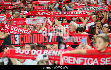 Lissabon, Portugal. 17 Sep, 2019. Fussball: Champions League, Benfica Lissabon - RB Leipzig, Gruppenphase, Gruppe G, 1.Spieltag im Estadio da Luz. Fans von Benfica halten ihre Schals. Kredite: Jan Woitas/dpa-Zentralbild/dpa/Alamy leben Nachrichten Stockfoto