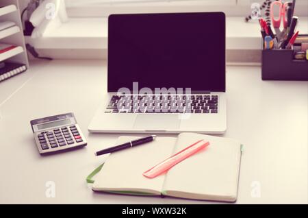Büro, officework, officemeeting, Konferenz, Arbeit, Kommunikation, Hinweis, botebook, mobil, Smartphone, Schreibtisch, Tisch, Geschäft, Finanzen, Rechnungswesen, Laptop Stockfoto