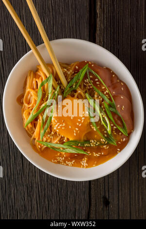 Budae Jjigae, Armee Eintopf, Sesam Algen, würzig, Kimchi ramyun, würzige Instant, omori Kimchi Eintopf Ramen, Nudelsuppe, Nissin Stockfoto