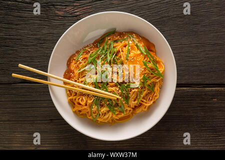Ramen Schalen, Reisnudeln, weich gekochte, udon Nudeln, Soba-Nudeln, Nudelsuppe, Ramen, Chow Mein Nudeln pancit Canton Stockfoto