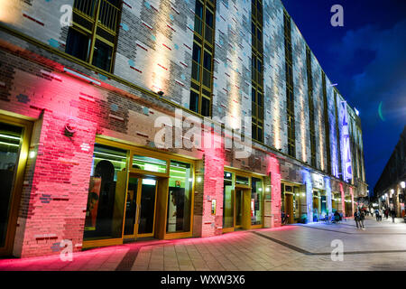 Berlin, Deutschland. 17 Sep, 2019. Das Kino Delphi Lux in der Kantstraße in der Yva-Bogen im Zoo am Abend. Foto: Jens Kalaene/dpa-Zentralbild/ZB/dpa/Alamy leben Nachrichten Stockfoto