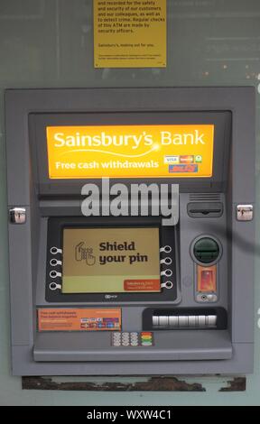 Cashpoint bei einem Sainsbury store in Reading, Großbritannien Stockfoto