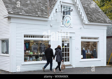 Paar Vergangenheit Fisherman's Tochter schalbrett Store und shoppen, in der High Street in Chatham, Cape Cod New England, USA Stockfoto