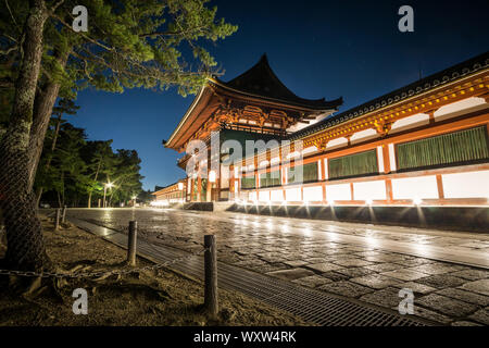 Nacht Blick auf Chūmon, das mittlere Tor der Todai-ji-Tempel in Nara, Japan Stockfoto