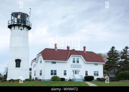 US Coast Guard Station und Leuchtturm mit Lampe Strahl über den Atlantischen Ozean in Chatham, Cape Cod New England, USA Stockfoto