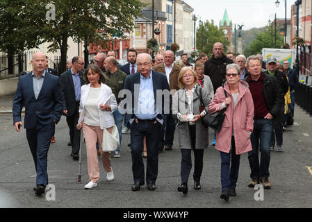 Mitglieder aus dem Wray und McKinney Familien und Unterstützer zu Fuß nach Londonderry Magistrates' Court, wie die Anklage eines ehemaligen Soldaten vorgeworfen, zwei Morde auf der Blutige Sonntag wird ein Gerichtssaal zum ersten Mal erreichen. Stockfoto