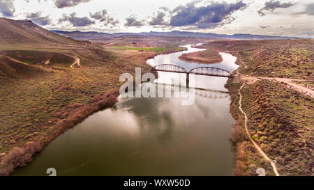 Brücke über einen Fluss in Idaho geschossen von einer Drohne Stockfoto