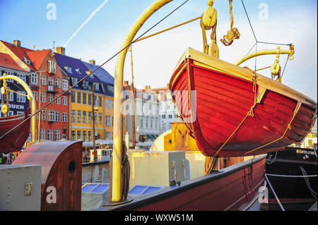 Kopenhagen, Dänemark - Juli 2015: Bunt bemalte Boote entlang der Quay in Nyhavn (neuer Hafen) im Sommer Stockfoto