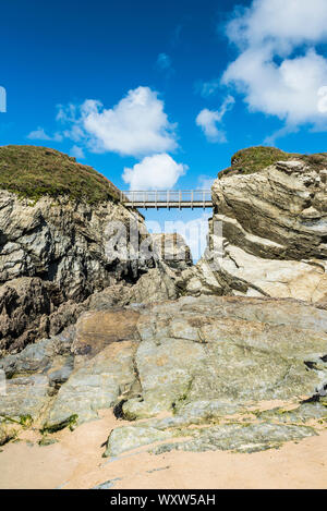Die Fußgängerbrücke verbindet das Festland zu Porth Insel von Porth Strand in Newquay in Cornwall. Stockfoto