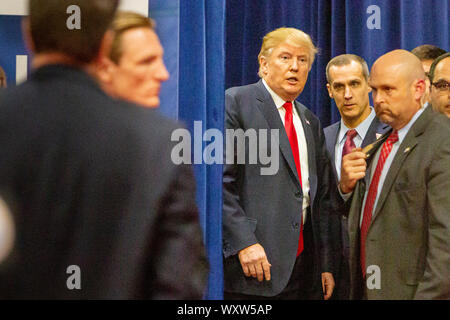 Hoffnungsvolles, Milliardär Donald Trump, kommt mit seiner Kampagne Manager Corey Lewandowski im spin Zimmer nach dem CNN-republikanischen Präsidentendebatte im Venetian Hotel & Casino in Las Vegas. Stockfoto