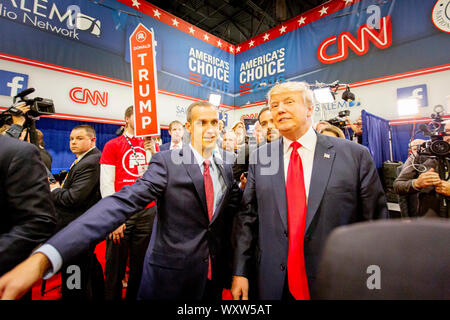 Hoffnungsvolles, Milliardär Donald Trump, kommt mit seiner Kampagne Manager Corey Lewandowski im spin Zimmer nach dem CNN-republikanischen Präsidentendebatte im Venetian Hotel & Casino in Las Vegas. Stockfoto