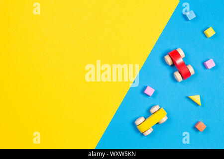 Spielzeug Hintergrund. Holzspielzeug Karte und bunte Würfel von blauen und gelben Hintergrund Stockfoto