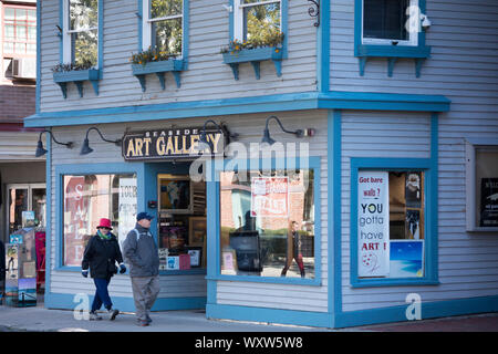 Menschen flanieren vorbei Holz Schindeln Meer Kunst Galerie in typische Straßenszene in Newport, Rhode Island, USA Stockfoto