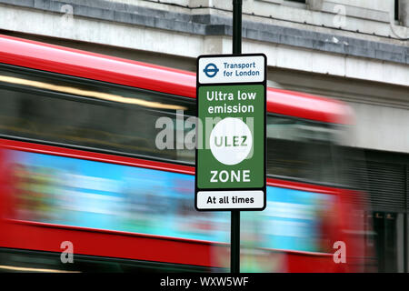 Ein Schild markiert die Grenze des Londoner Ultra Low Emission Zone, am Marble Arch Ende der Oxford Street. (Stand September 2019) Stockfoto