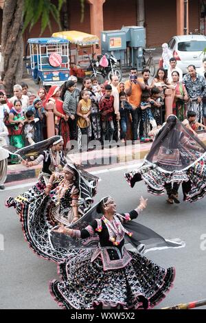 Teej Festival in Jaipur die Ankunft der Monsunzeit zu feiern. Stockfoto