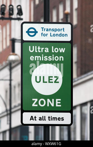 Ein Schild markiert die Grenze des Londoner Ultra Low Emission Zone, am Marble Arch Ende der Oxford Street. (Stand September 2019) Stockfoto