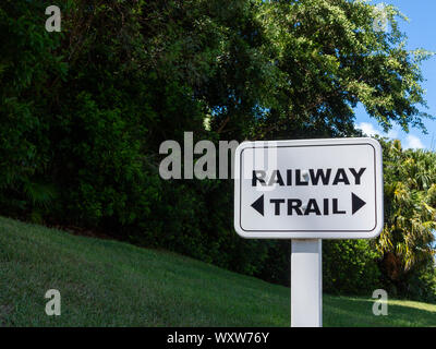 Ein Wegweiser zeigt die Route der Bahn Trail auf der Insel Bermuda Stockfoto