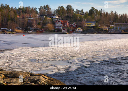 Eisige Winterszene mit Packeis, Eiseis, Ostseeküste, Varmdo, Stockholmer Archipel, Schweden Stockfoto