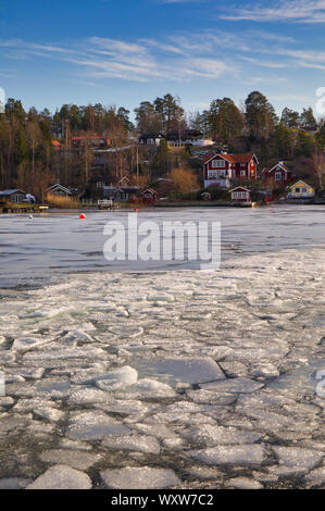 Eisige Winterszene mit Packeis, Eiseis, Ostseeküste, Varmdo, Stockholmer Archipel, Schweden Stockfoto