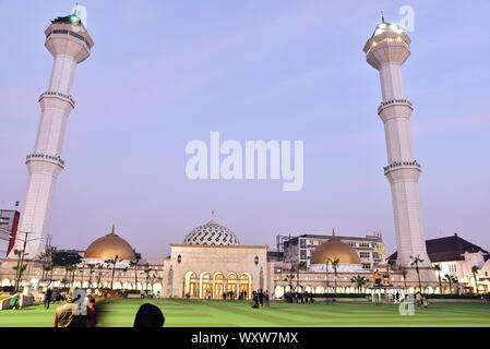 Bandung, Indonesien - Juli 05, 2015: Masjid Raya Bandung, Große Moschee in Bandung, West Java, Indonesien Stockfoto