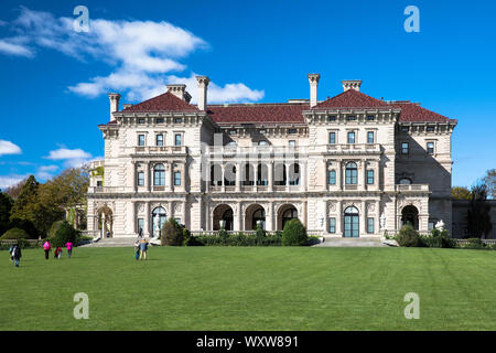 Die Leistungsschalter, erbaut 1895 als Sommer Immobilien von der Familie Vanderbilt, einem der berühmten Newport Mansions auf Rhode Island, USA Stockfoto