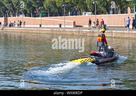 14. September 2019 - Italien, Lombardei, Mailand, Navigli Darsena, Frauen Rudern Cup Crew Regatta, Jet Ski Rescue Stockfoto