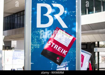 September 18, 2019, Munich, Bayern, Deutschland: Anspruchsvolle eine Erhöhung von 6 % über 12 Monate, zusammen mit einer Erhöhung der Zahlungen, Lizenzen und andere Auszahlungen, die Bayerische Journalisten Union (Bayerischer Journalisten Verband) für einen 24-stündigen Streik gegen den Bayerischen Rundfunk media House in Bayern aufgerufen, mit der zentralen Streik an der Münchner Zentrum. Der Streik umfasst Journalisten, Redaktion/Redaktion und die damit verbundenen Rollen. Insgesamt 4.000 Mitarbeiter (3.000 Beschäftigten und 1.000 freiberuflichen) sind betroffen. (Bild: © Sachelle Babbar/ZUMA Draht) Stockfoto