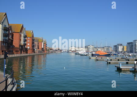 Blick von der Sovereign Harbour in Eastbourne herrlichen sonnigen Tag Stockfoto