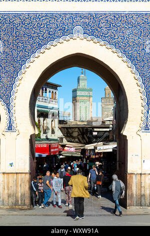 Marokko, Fez: Bab Bou Jeloud City Gate am Eingang zur Medina Stockfoto