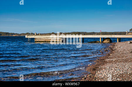 Holzsteg mit Leiter in der Ostsee auf der Insel Sandhamn, Stockholmer Schären, Schweden Stockfoto