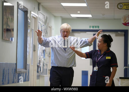 Premierminister Boris Johnson bei einem Besuch in Whipps Cross University Hospital in Leytonstone, East London. Stockfoto