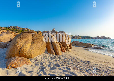 - Aus der Nähe von Erodierten roten Granitfelsen auf der "Plage d'Argent", am Ende des Nachmittags, Korsika, Frankreich Stockfoto