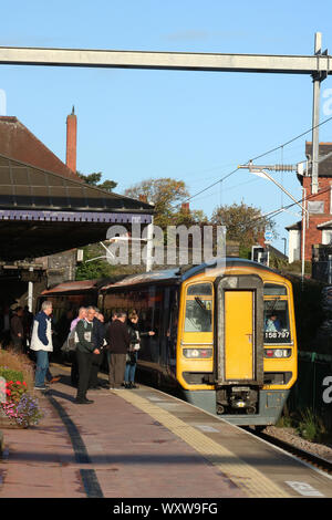 Klasse 158 Nördliche livrierten Express sprinter diesel Multiple Unit Train auf einer Plattform in Poulton-le-Fylde Bahnhof am 17. September 2019. Stockfoto