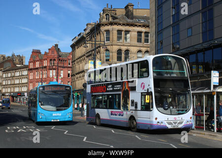 Zwei Busse im Stadtzentrum von Bradford. Bradford Keighley shuttle Single Deck Bus- und ersten Bradford Volvo Doppeldecker Bus am 17. September 2019. Stockfoto