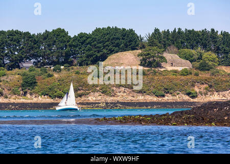 Cairn der Insel Gavrinis in Larmor Baden im Golf von Morbihan (Bretagne, Frankreich). Segelboot vor der Insel Stockfoto