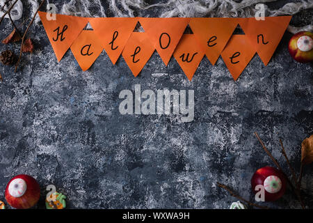 Kreative Halloween Hintergrund mit trockenen Zweigen, Herbstblätter und gruselig Marshmallow Süßigkeiten. Ansicht von oben. Für Text platzieren. Stockfoto