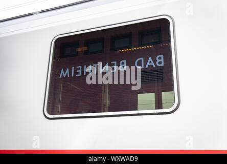 Bad Bentheim, Deutschland. 18 Sep, 2019. Die Beschriftung von Bad Bentheim Bahnhof ist im Fenster einer IC wider. Der Bahnhof hat Deutschlands Bahnhof des Jahres 2019 gewählt worden durch eine Jury der Eisenbahn Lobby verband Allianz pro Schiene. Credit: Friso Gentsch/dpa/Alamy leben Nachrichten Stockfoto